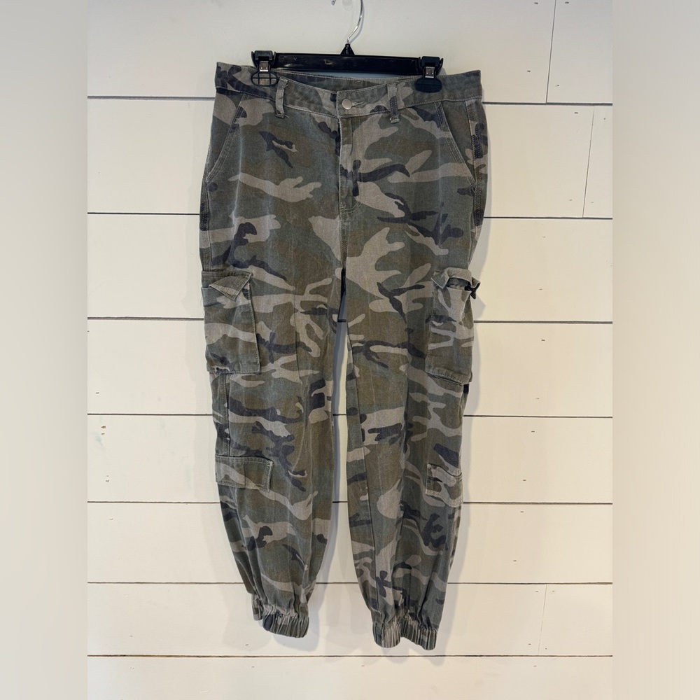 SHEIN Camo Print Flap Pocket Cargo Jeans Pants